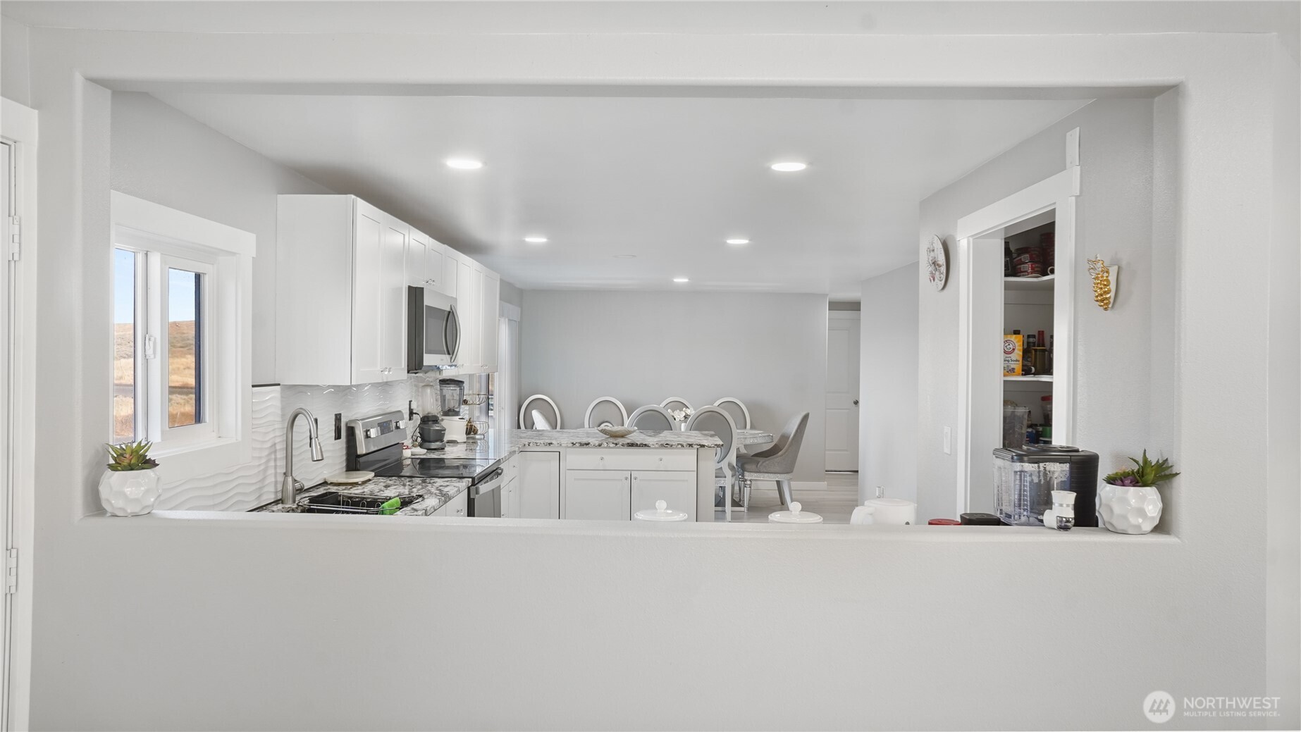 35 Hampton Road Othello, WA 99344 - Photo 32 of 33 a view of dining room with furniture