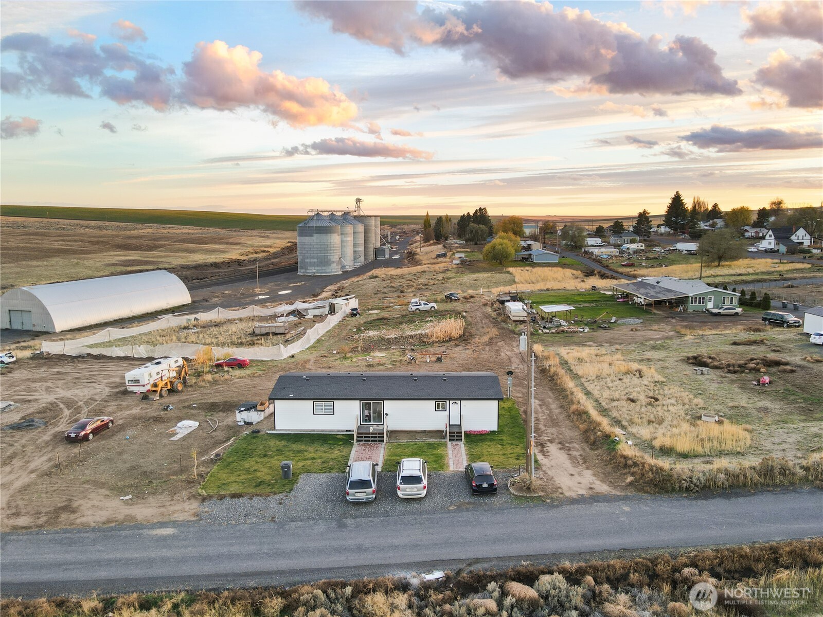 35 Hampton Road Othello, WA 99344 - Photo 5 of 33 a view of a terrace with wooden floor