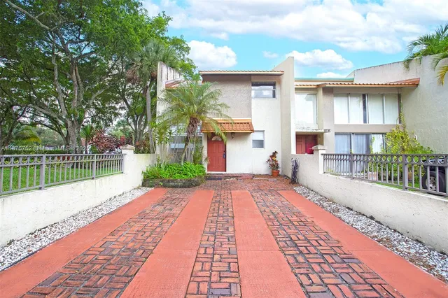 $314,900 | 8811 Gatehouse Road, Unit 8, Plantation, FL 33324