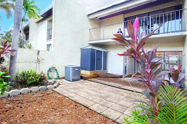 $314,900 | 8811 Gatehouse Road, Unit 8, Plantation, FL 33324