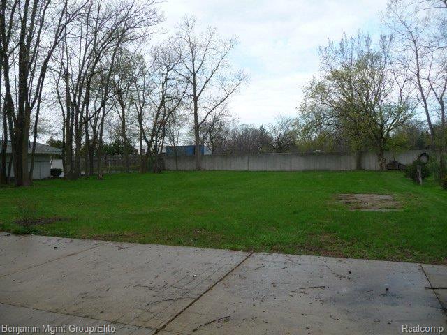20835 Tuck Road Farmington, MI 48336 - Photo 2 of 8 yard