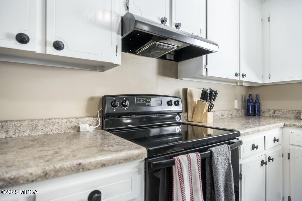 559 Stone Edge Road Macon, GA 31210 - Photo 13 of 40 a kitchen with a stove and cabinets