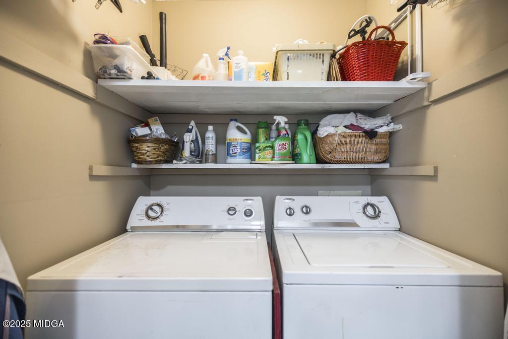 559 Stone Edge Road Macon, GA 31210 - Photo 19 of 40 a utility room with dryer and washer