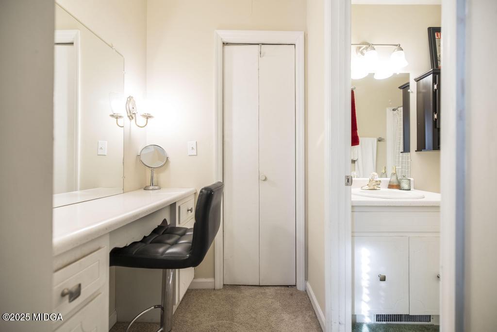 559 Stone Edge Road Macon, GA 31210 - Photo 30 of 40 a bathroom with a sink a toilet and a mirror