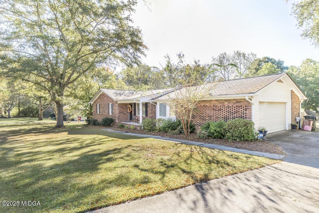 559 Stone Edge Road Macon, GA 31210 - Photo 5 of 40 a house view with swimming pool in front of it