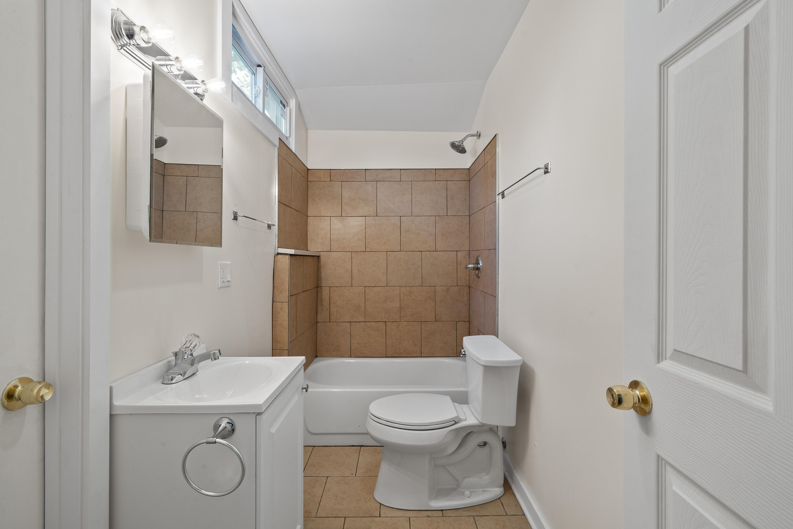 92 Congress Street Williams Bay, WI 53191 - Photo 21 of 32 Full bathroom