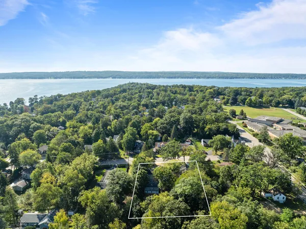 $1,575 | 92 Congress Street, Williams Bay, WI 53191