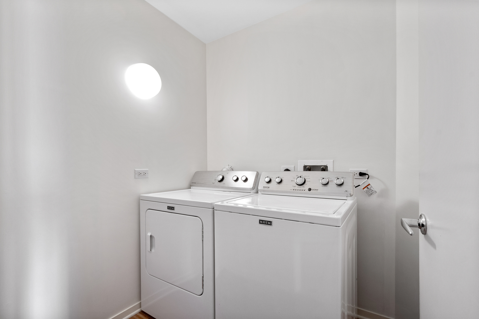 807 Davis Street, Unit 1607 Evanston, IL 60201 - Photo 12 of 28 a utility room with dryer and washer