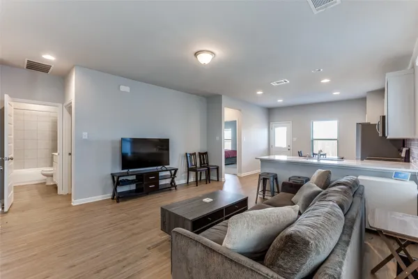 $225,000 | 204 Kellys Heroes Way, Jarrell, TX 76537