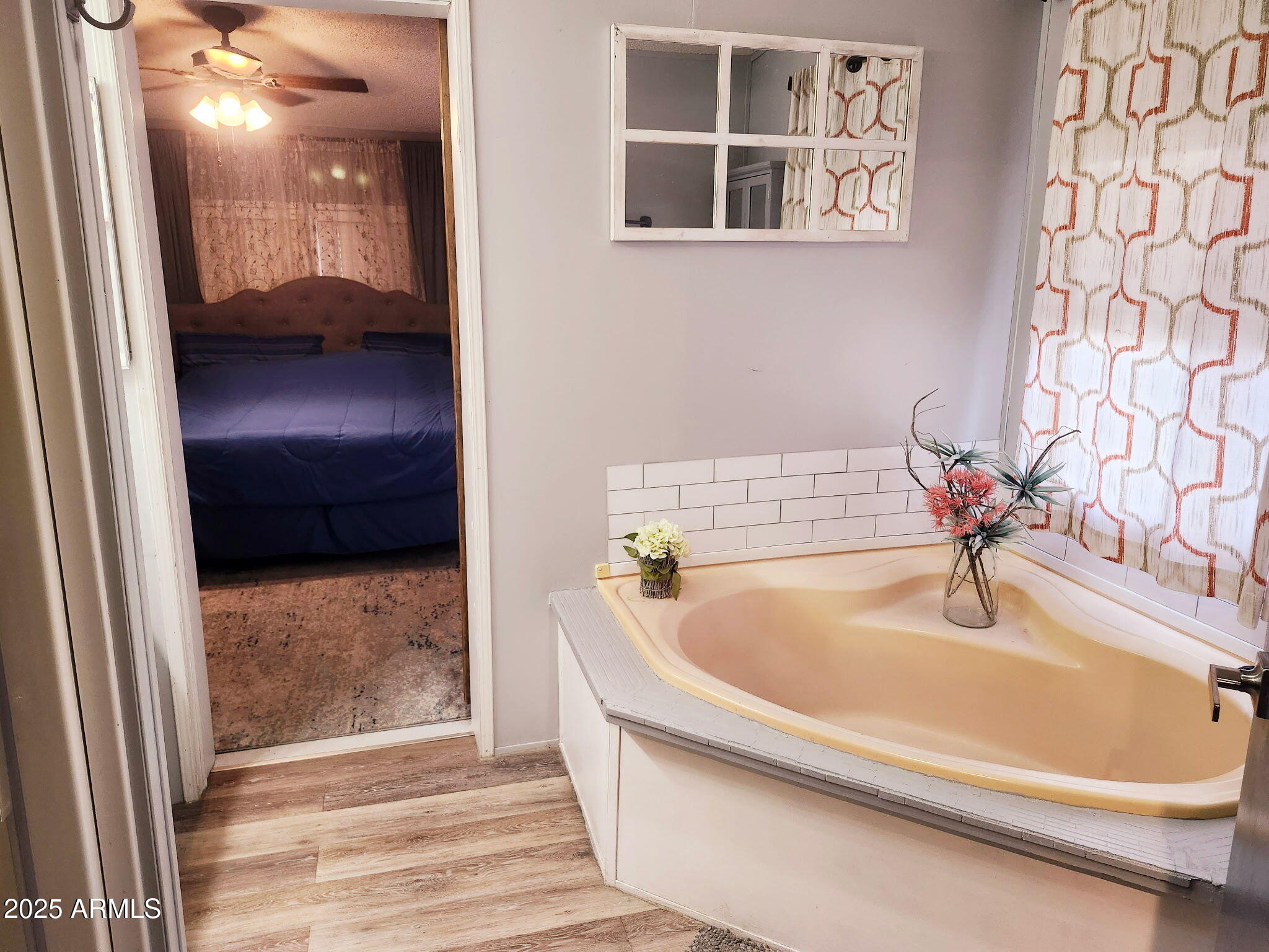 3700 South Tomahawk Road, Unit 18 Apache Junction, AZ 85119 - Photo 14 of 21 a bathroom with a tub