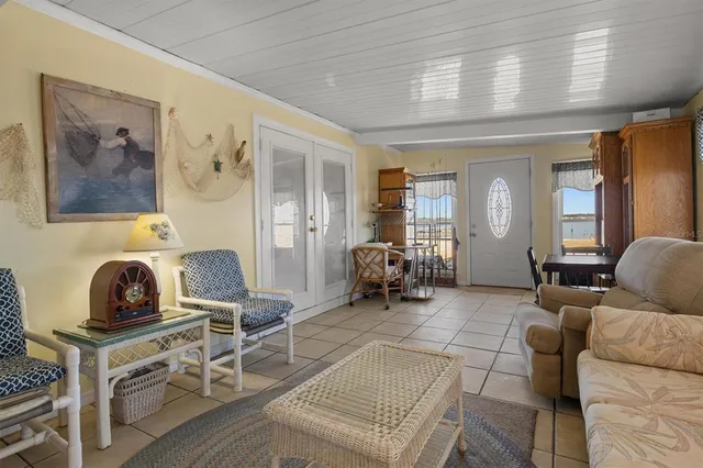 $249,900 | 6825 South Lake Henry Drive, Winter Haven, FL 33881