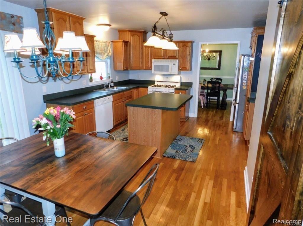 2781 Overview Court Howell, MI 48843 - Photo 7 of 30 Kitchen2.jpg