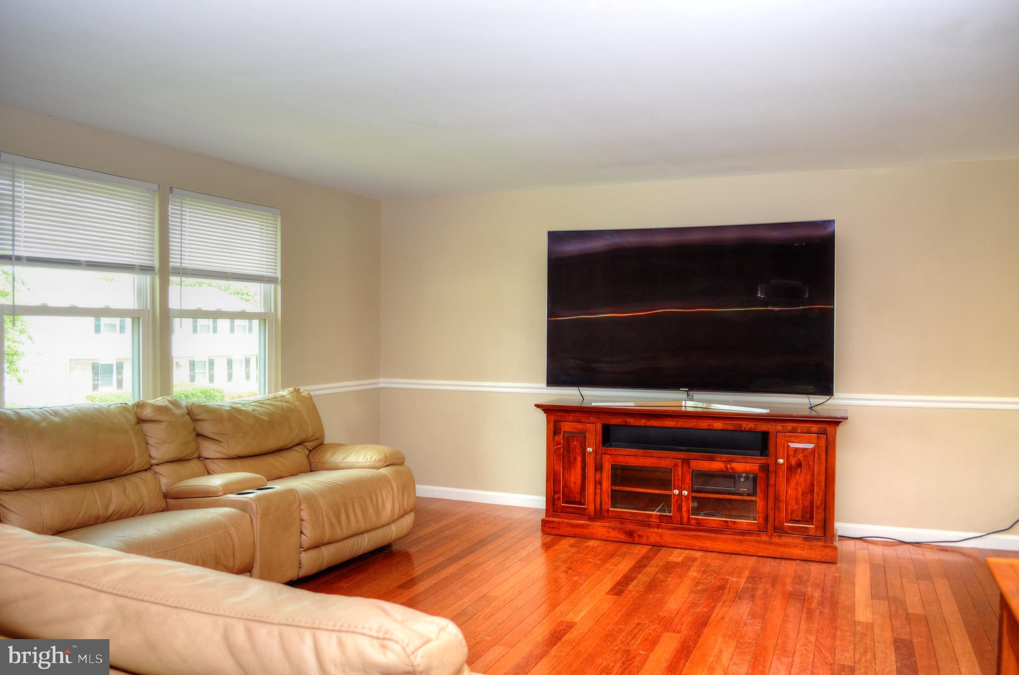 134 North Harrison Road Sterling, VA 20164 - Photo 5 of 22 Living Room