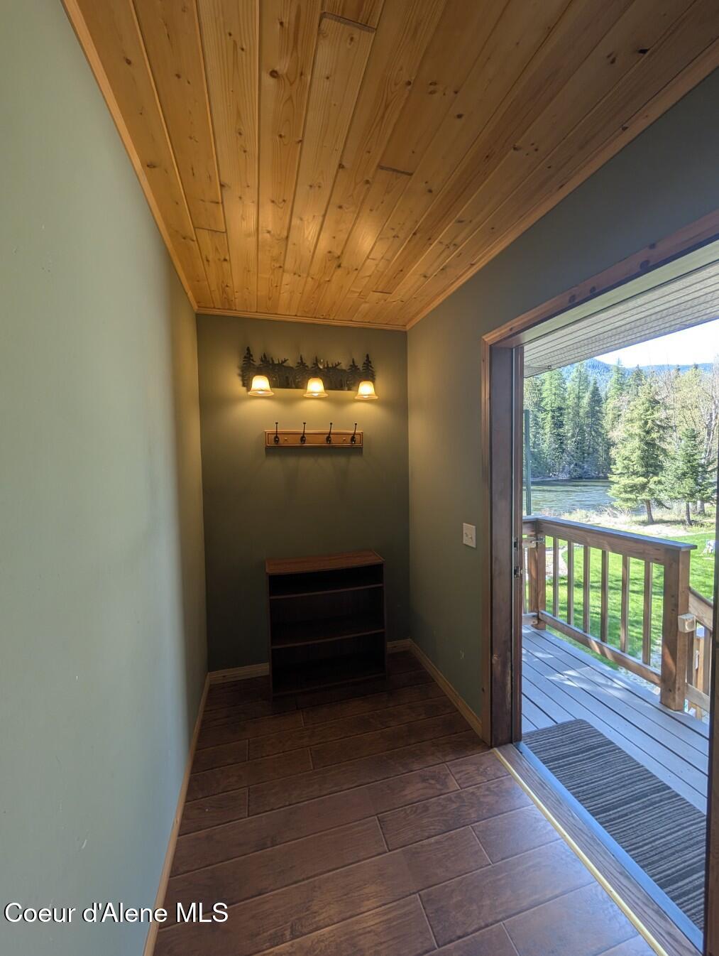 5574 Moyie River Road Bonners Ferry, ID 83805 - Photo 18 of 66 Great entryway upstairs