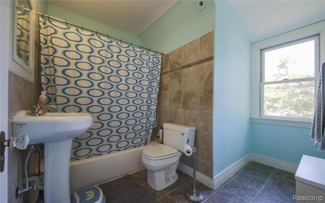 776-778 Trombley Road Grosse Pointe, MI 48230 - Photo 35 of 41 3rd Floor Bathroom
