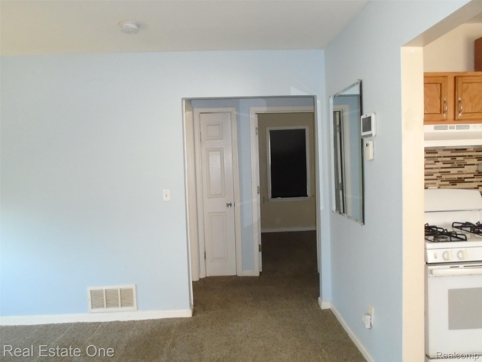 27064 Notre Dame Street Inkster, MI 48141 - Photo 4 of 20 DSC08919.JPG