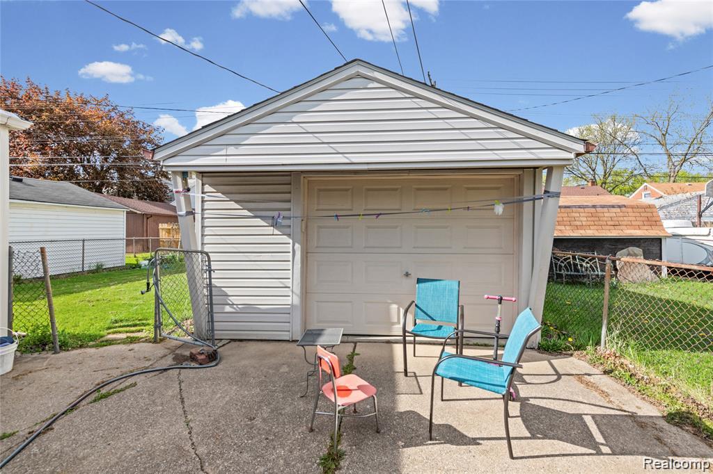8153 Dale Center Line, MI 48015 - Photo 16 of 19