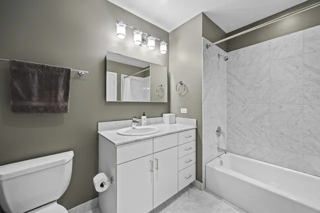 $689,000 | 860 West Blackhawk Street, Unit 1702, Chicago, IL 60642