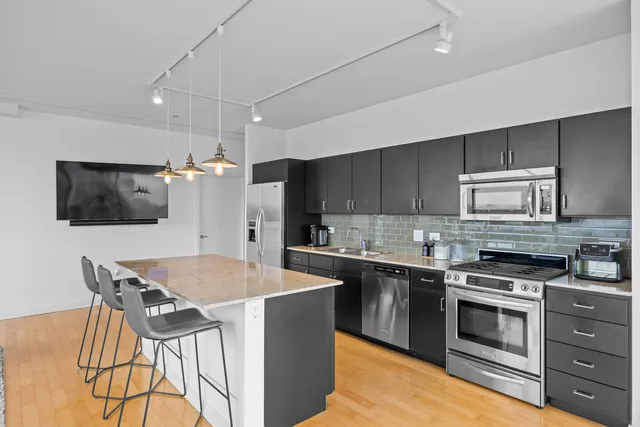 $689,000 | 860 West Blackhawk Street, Unit 1702, Chicago, IL 60642