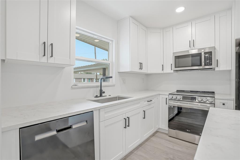 529 Firefly Lane Apollo Beach, FL 33572 - Photo 8 of 34