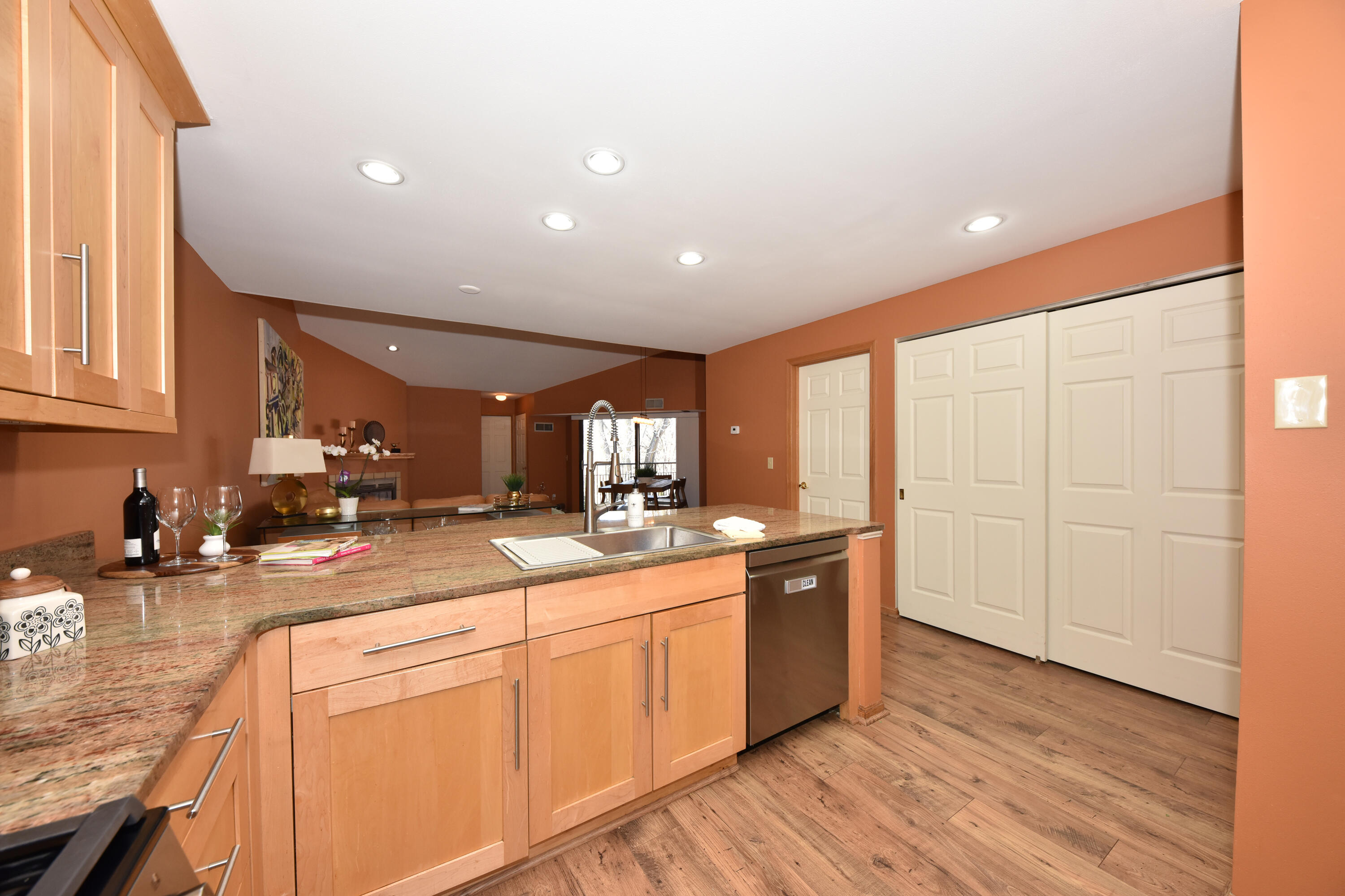 1600 West Green Tree Road, Unit 302 Glendale, WI 53209 - Photo 14 of 27 Granite Counters