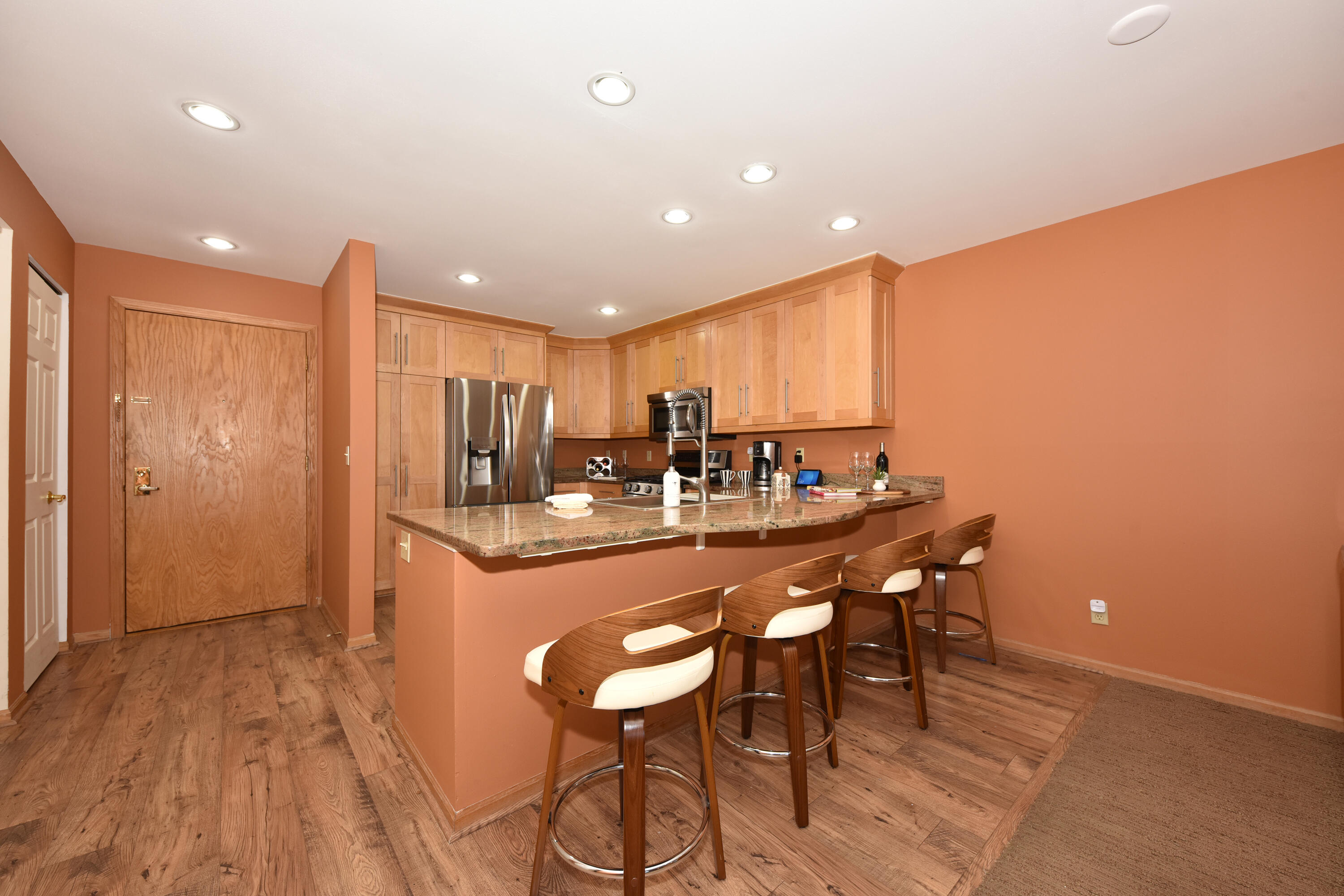 1600 West Green Tree Road, Unit 302 Glendale, WI 53209 - Photo 4 of 27 Large Breakfast Bar