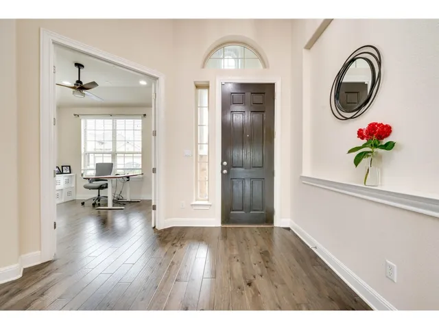 a view of livingroom with furniture and entryway