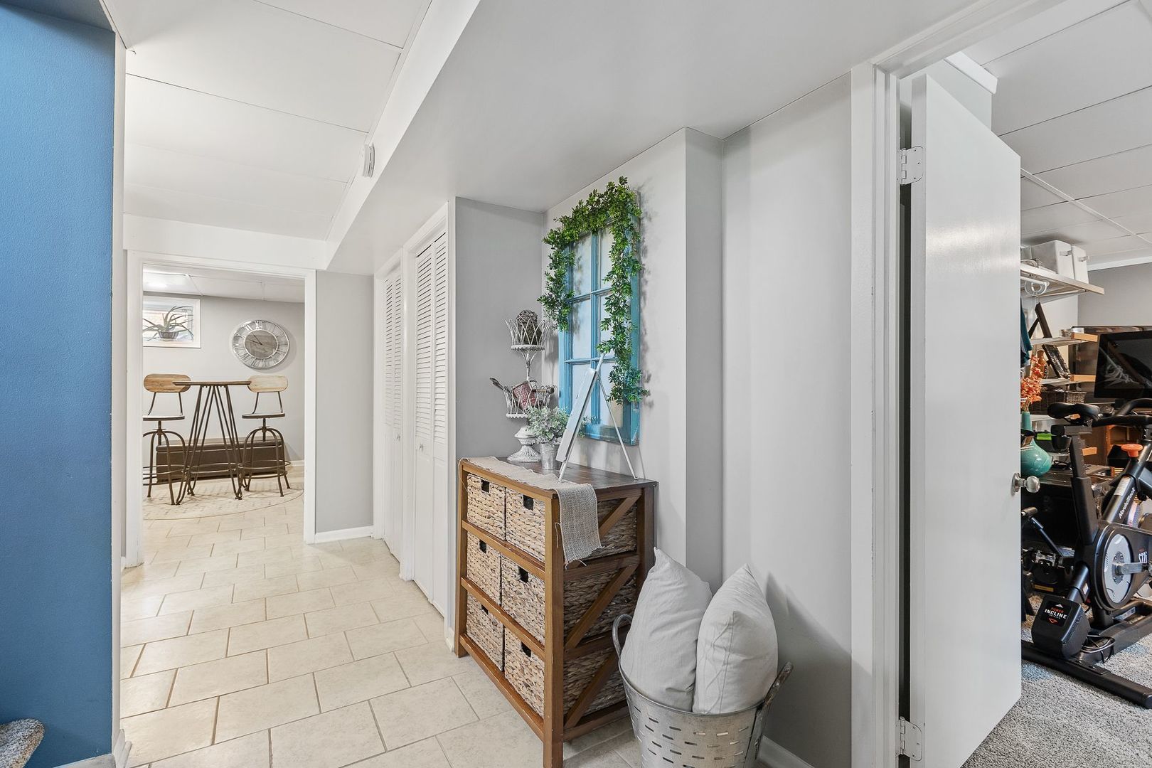 18524 Gottschalk Avenue Homewood, IL 60430 - Photo 15 of 28 a living room with furniture and a potted plant