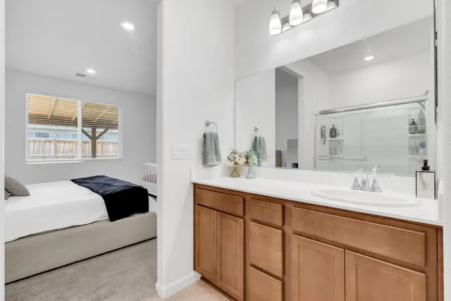 a en suite bathroom with a double vanity sink and mirror