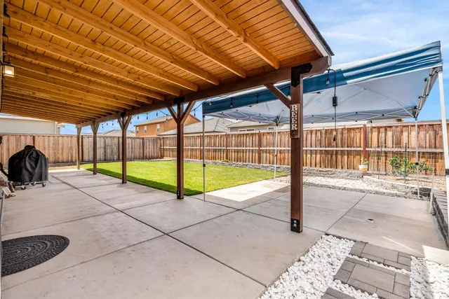 a view of a backyard