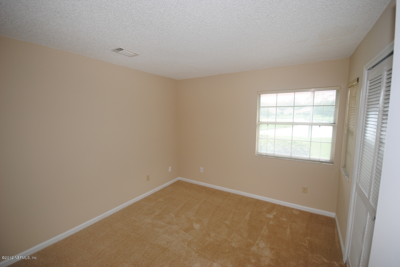 605 Tournament Road Ponte Vedra Beach, FL 32082 - Photo 7 of 10 an empty room with a window