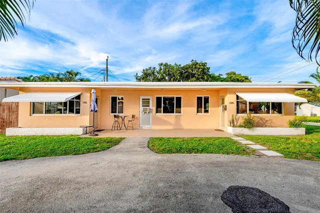 a view of a back yard with an empty space