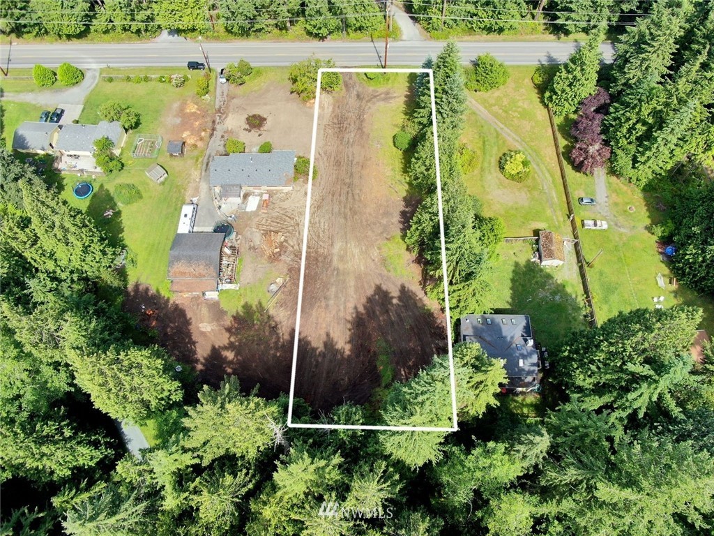 5105 East Harbor Road Freeland, WA 98249 - Photo 14 of 30 an aerial view of a residential apartment building with a yard and plants