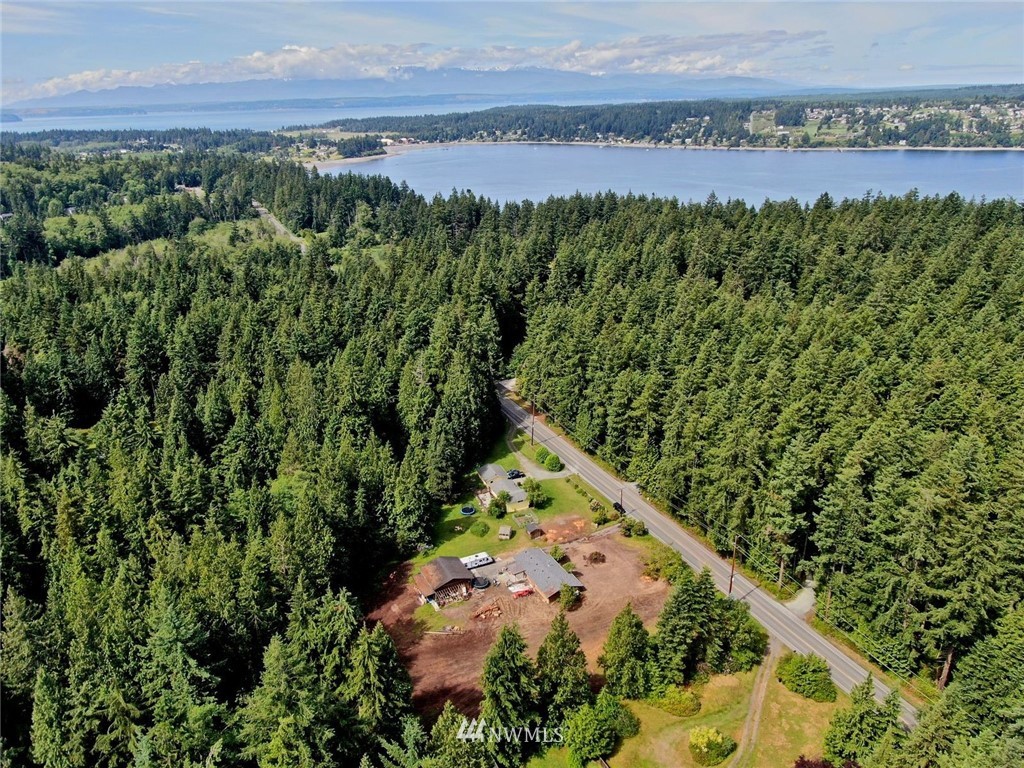5105 East Harbor Road Freeland, WA 98249 - Photo 20 of 30 a view of a pathway with a park