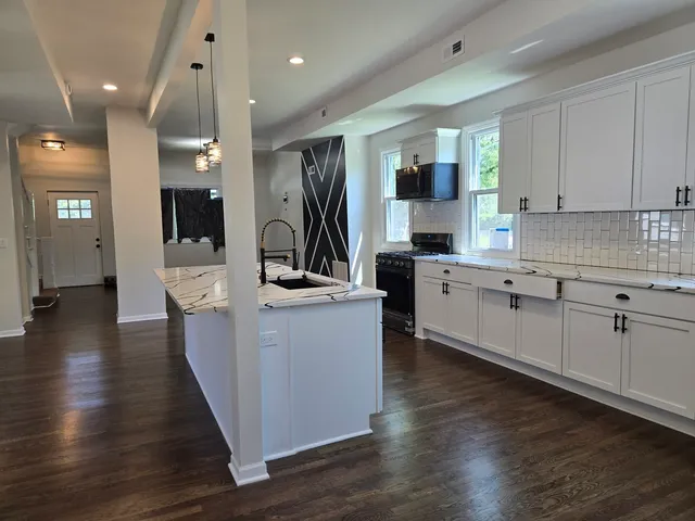 $2,500 | 429 West 102nd Place, Chicago, IL 60628