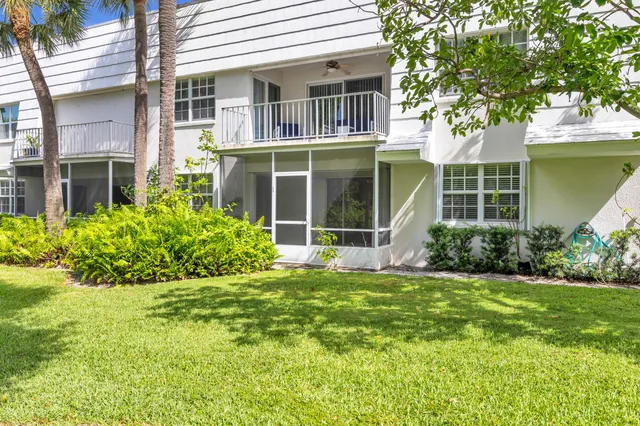 a view of house with front yard