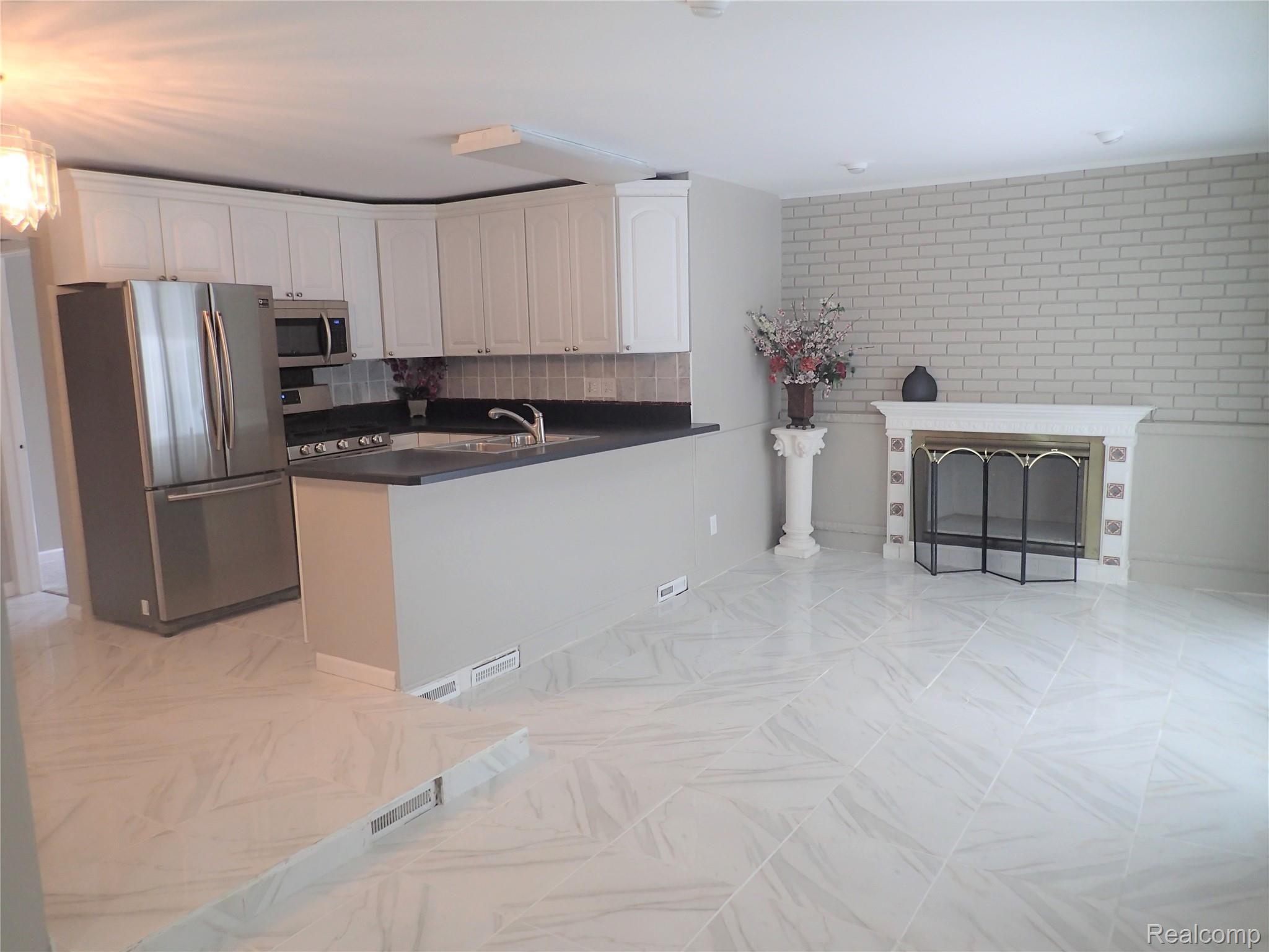 661 Hamlet Road Auburn Hills, MI 48326 - Photo 4 of 34 FAMILY ROOM - KITCHEN - DINING