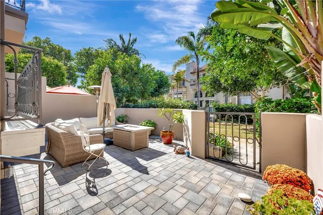 $1,449,000 | 19305 Champion Lane, Huntington Beach, CA 92648