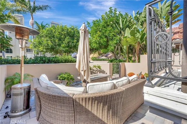 $1,449,000 | 19305 Champion Lane, Huntington Beach, CA 92648