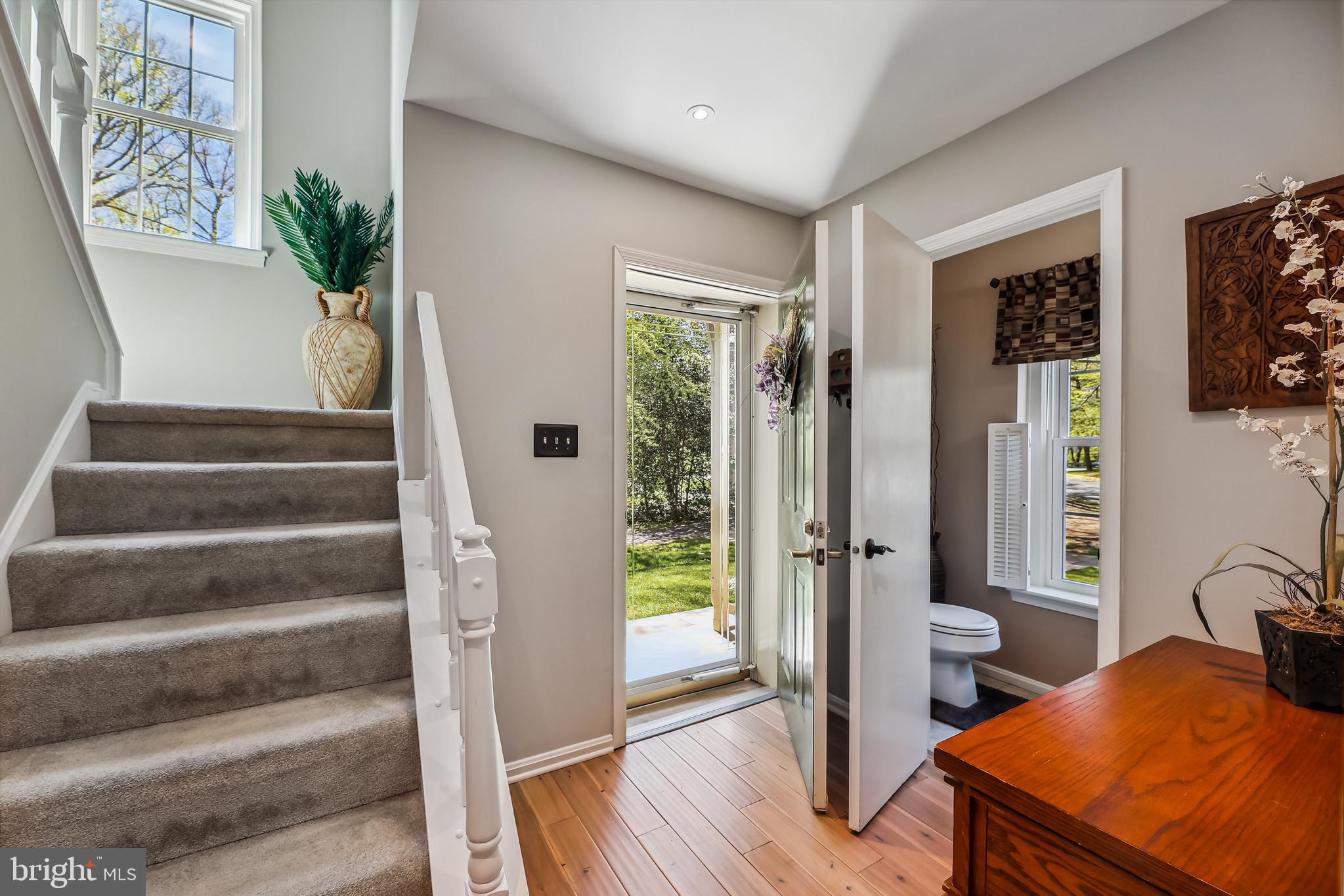 2191 Pond View Court Reston, VA 20191 - Photo 7 of 61 Foyer to Front Door.
