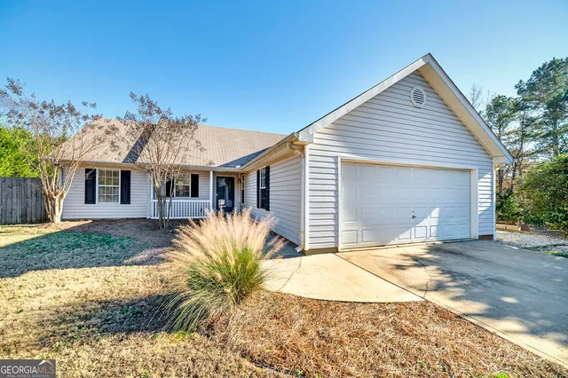 a view of a house with a yard