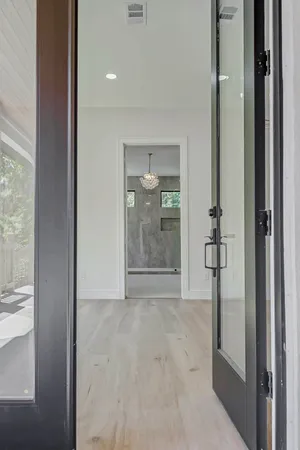 a view of entryway with bathroom