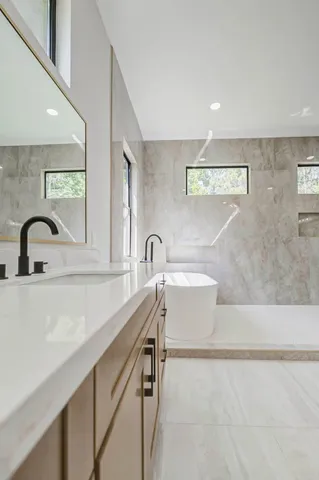 a view of entryway with bathroom