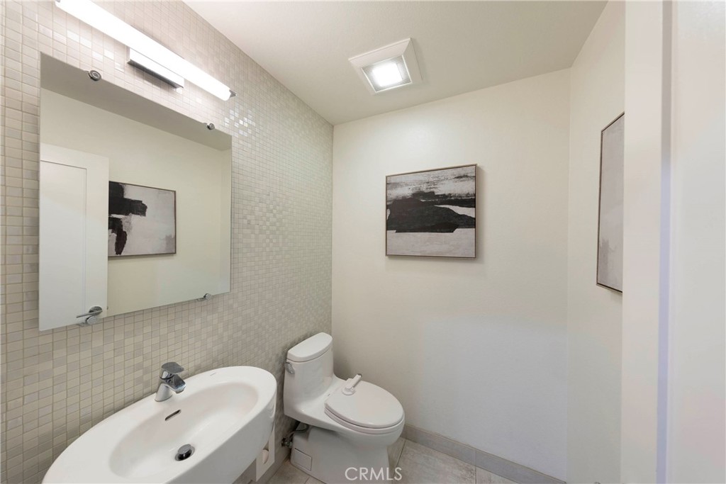 43 Lessay Newport Coast, CA 92657 - Photo 17 of 29 Main floor bathroom with upgraded fixtures.