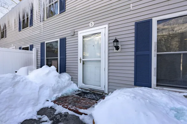 $305,000 | 5 Hemlock Frst Drive, Dover, NH 03820