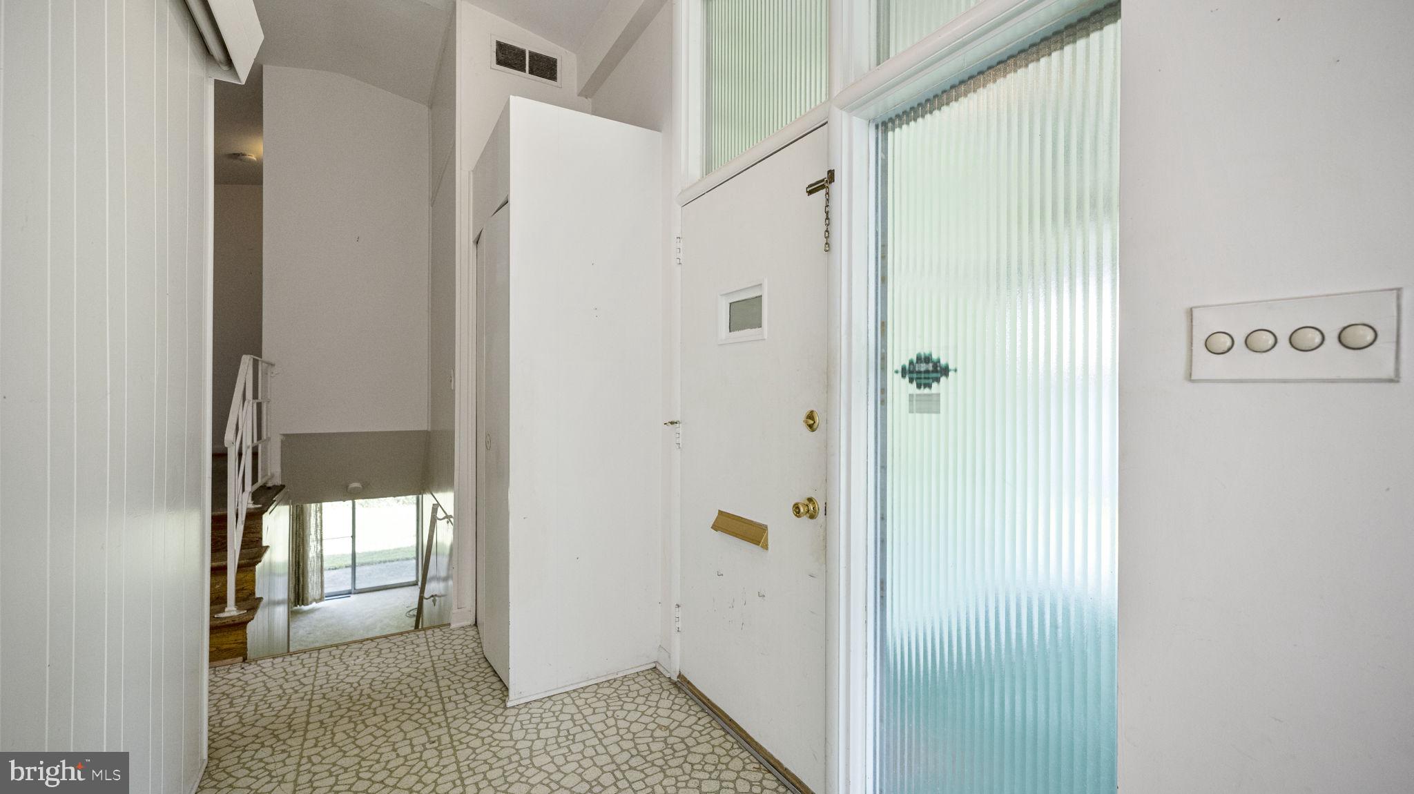 911 Hyde Road Silver Spring, MD 20902 - Photo 2 of 26 Foyer