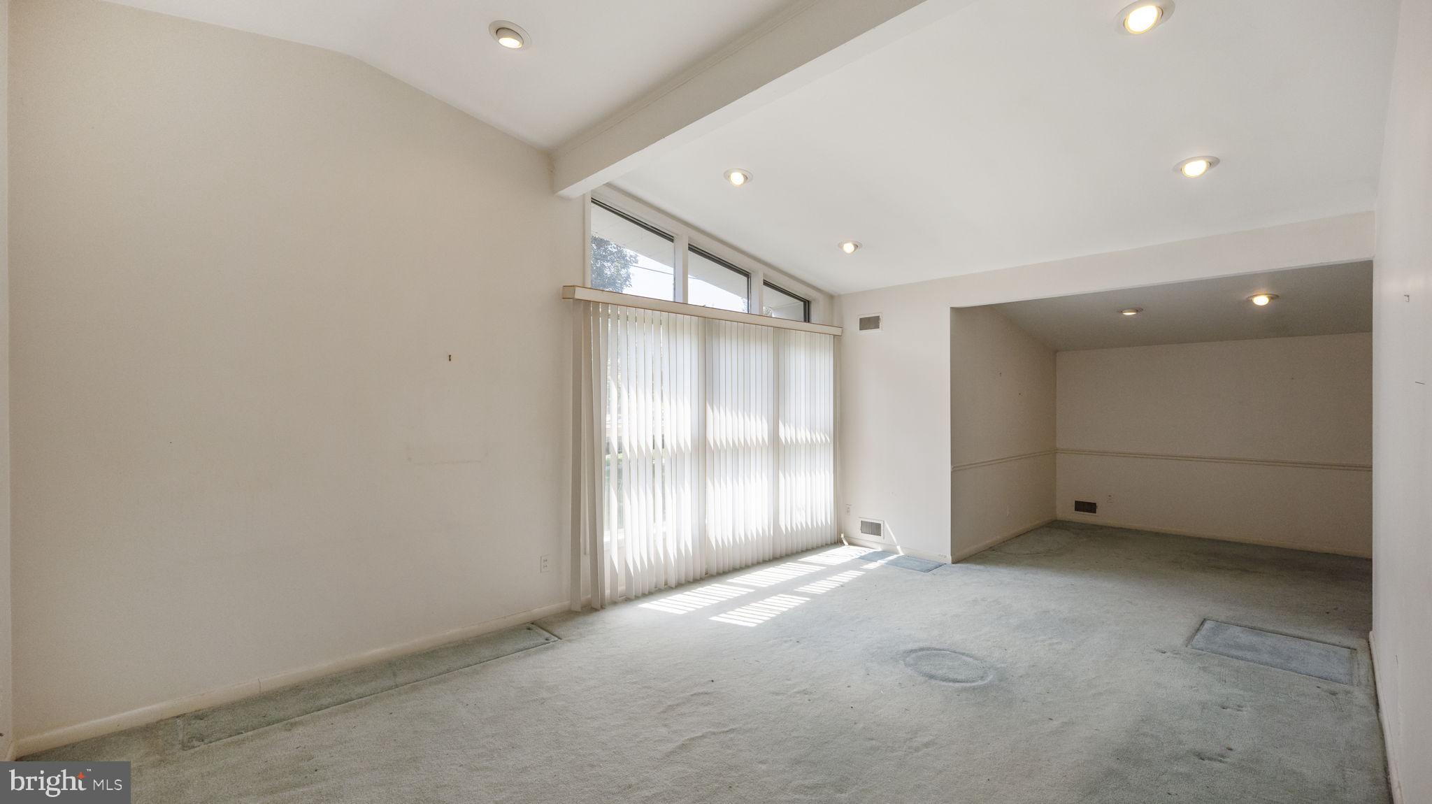 911 Hyde Road Silver Spring, MD 20902 - Photo 3 of 26 Living room