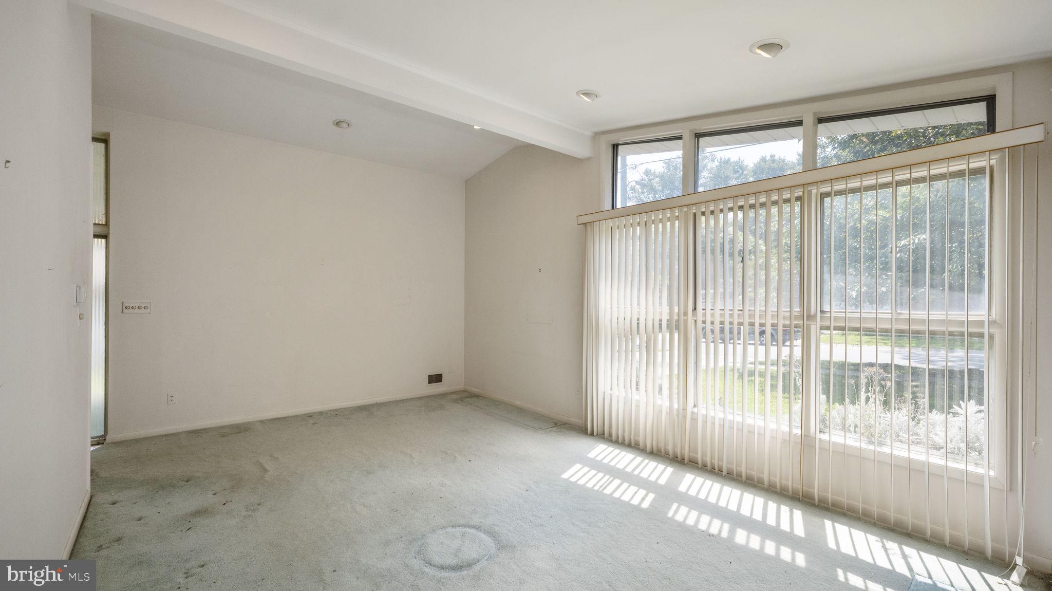 911 Hyde Road Silver Spring, MD 20902 - Photo 4 of 26 Living room