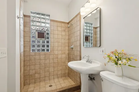$950,000 | 1619 West Bryn Mawr Avenue, Chicago, IL 60640