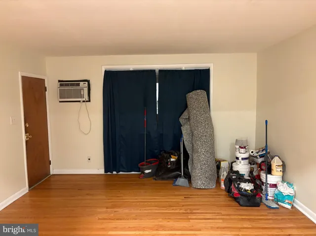 a view of a livingroom with furniture